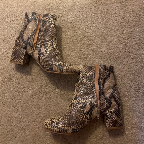 Urban outfitters snakeskin booties with heel - Picture 4 of 5